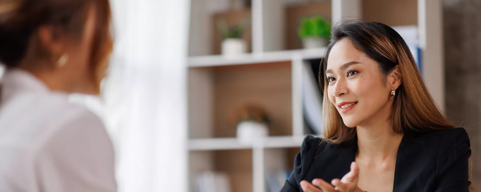 Jeune femme parlant à un interlocuteur. 