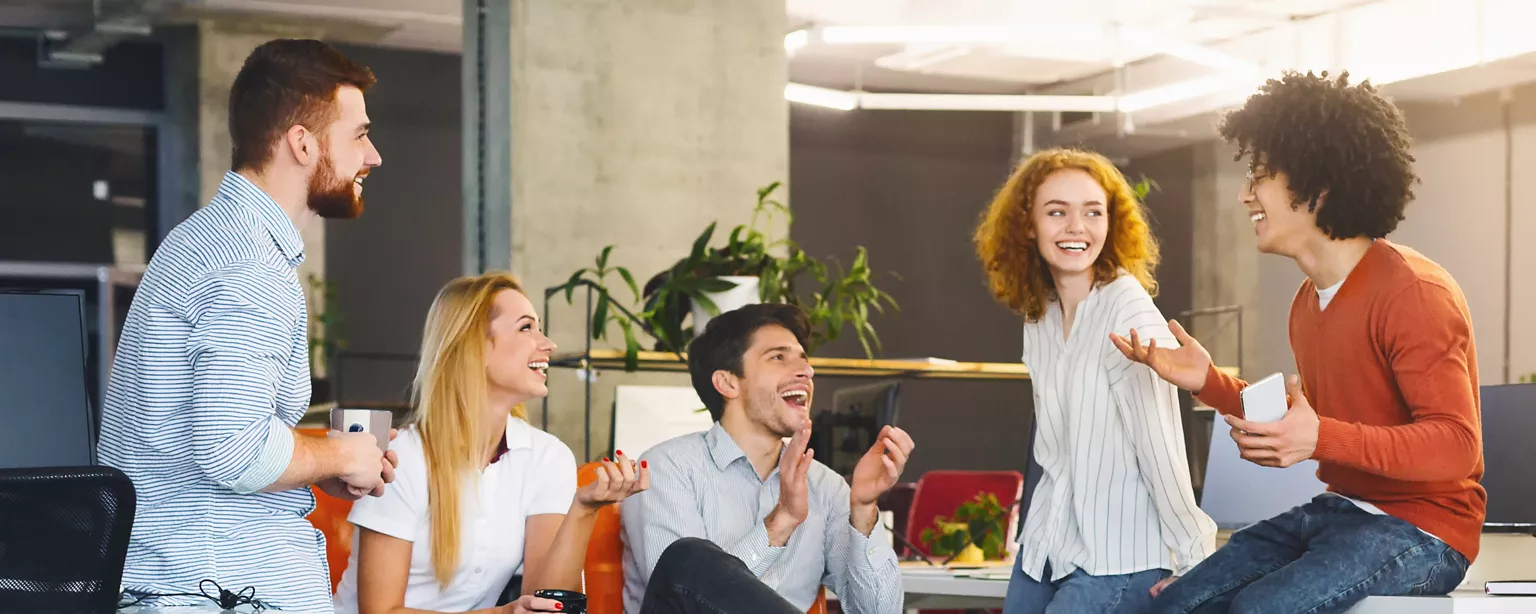 un groupe d'individus qui travaillent ensemble et démontrent la valeur du travail d'équipe