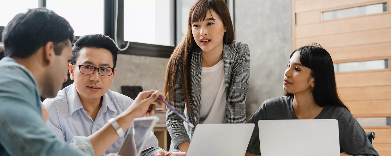 les emplois en marketing numérique au Canada qui collaborent ensemble et forment l'équipe la plus performante.