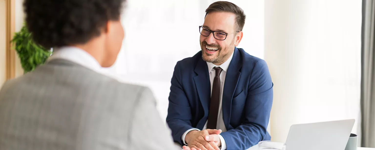 Le candidat à l'emploi se prépare aux questions du deuxième entretien.