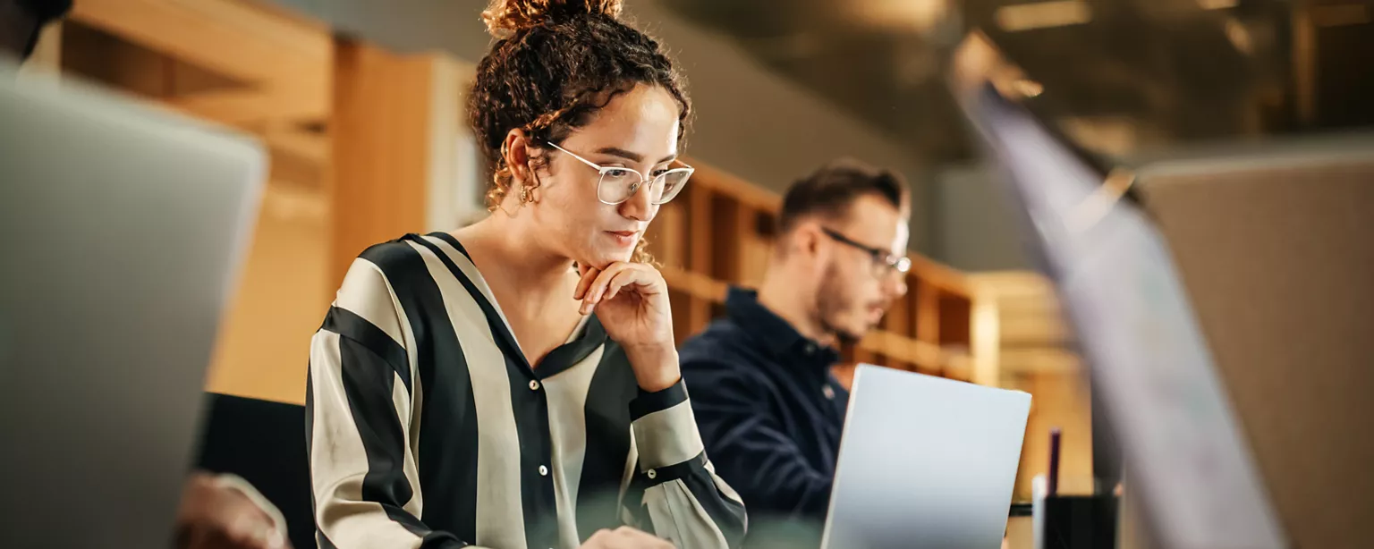 Employee starting a new job and learning what mistakes to avoid during the first few months