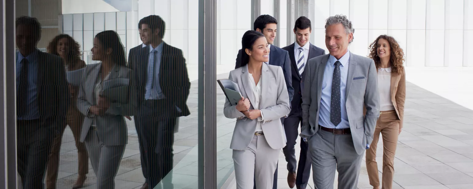 Groupe de cadres supérieurs discutant de l'entreprise et du personnel 