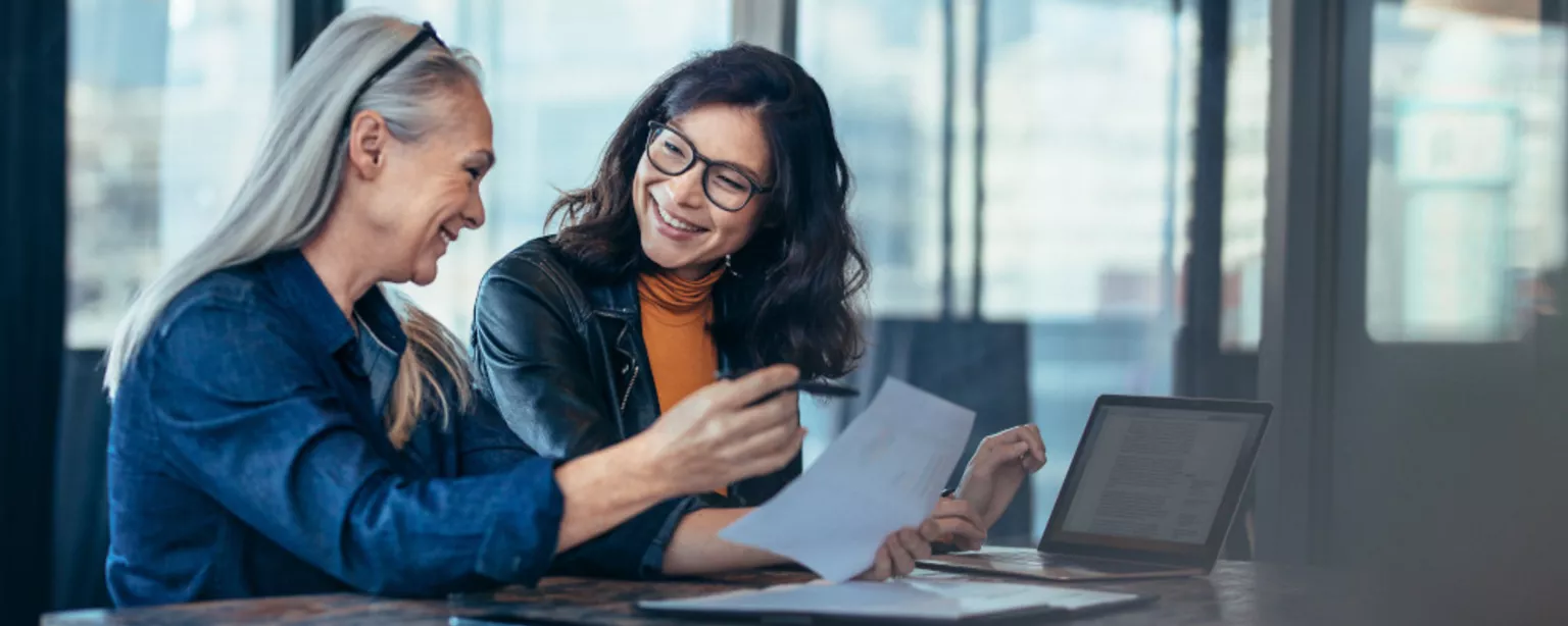 Un nouvel employé observe et apprend auprès d'un mentor pour comprendre ce qu'est le mentorat.