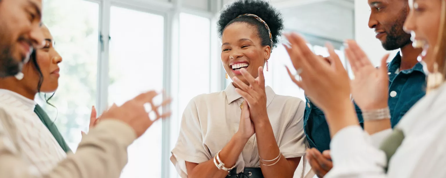 Une équipe d'employés qui se reconnaissent les uns les autres et qui célèbrent leurs succès tout en améliorant la fidélisation.