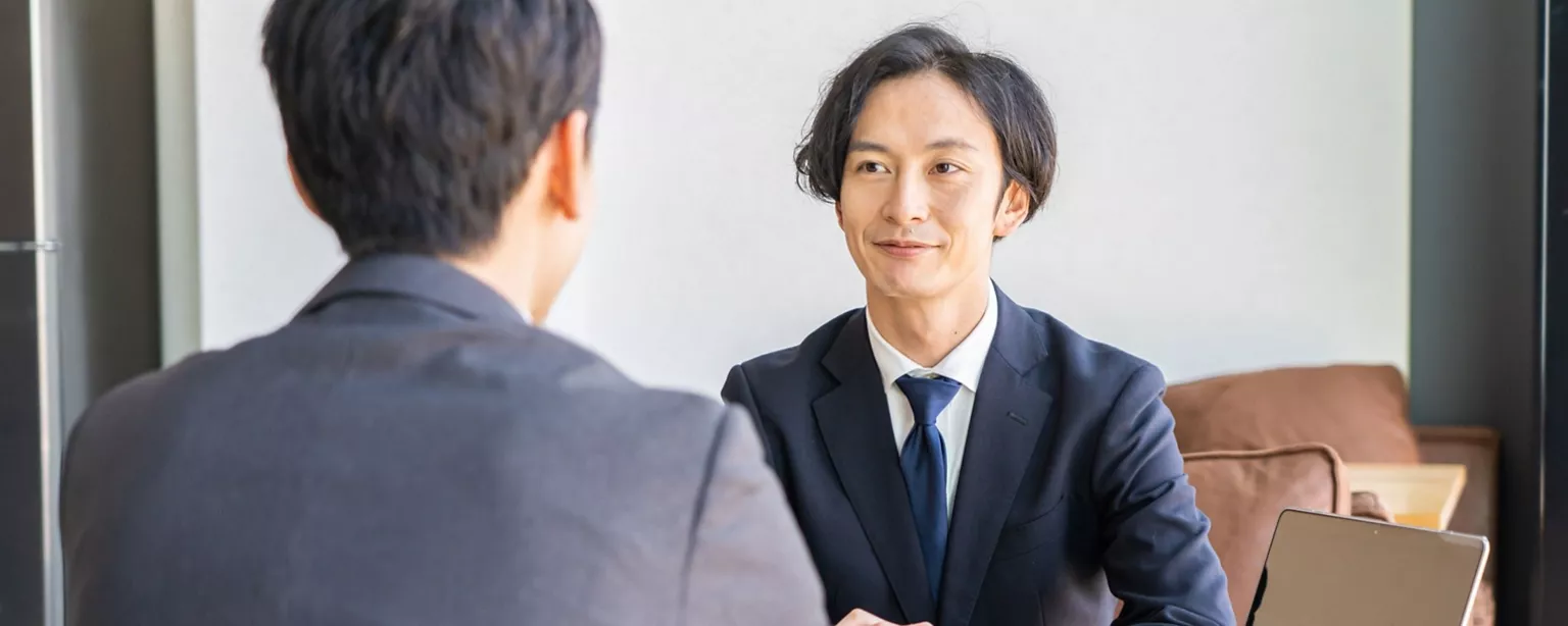 転職エージェントでコンサルを受ける男性