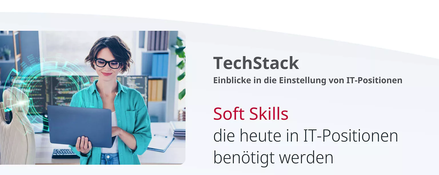 Frau schaut auf ihren Laptop