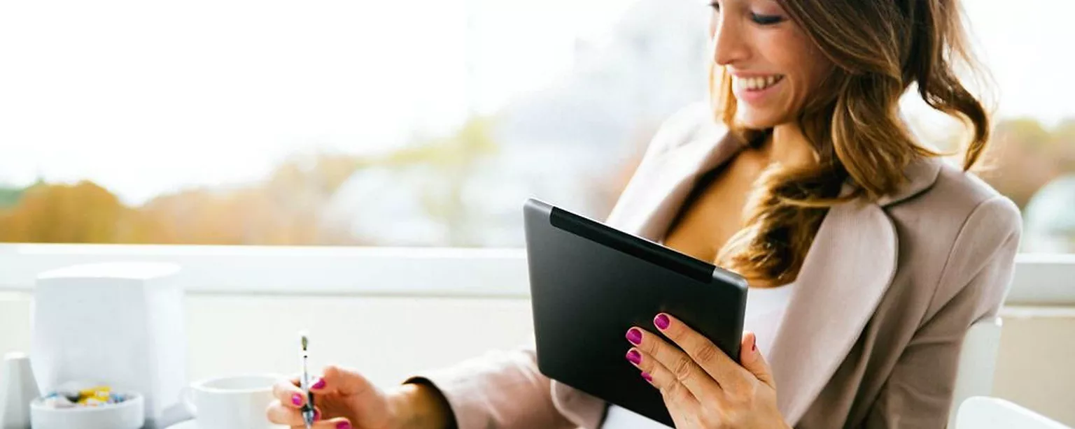 Geschäftsfrau mit Tablet am Tisch