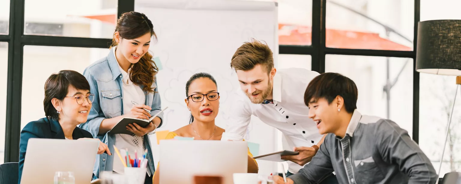 Entenda como momentos de carreira impactam retenção, salário e liderança. Acesse o estudo sobre liderança multigeracional.
