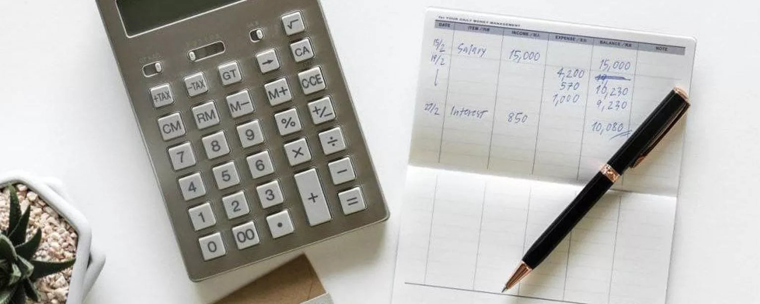 Rekenmachine en notitieboekje met pen