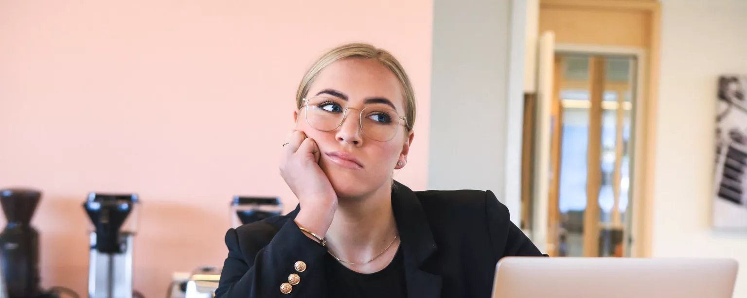 Frau sitzt traurig vor dem Laptop