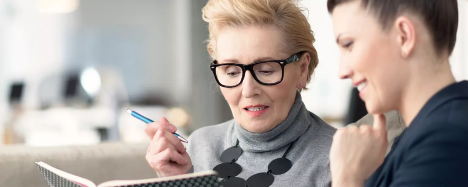 management-feedback-une femme manager-echange-avec-une-collaboratrice