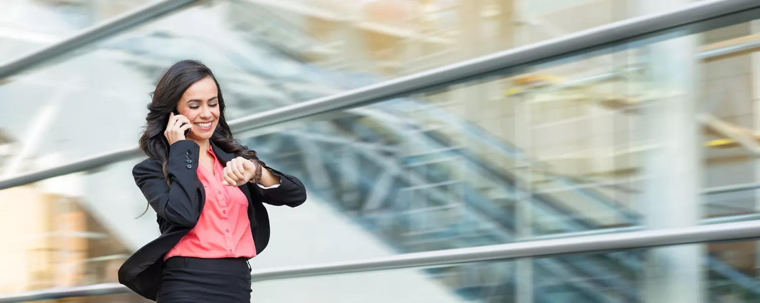 Directrice des Ressources Humaines qui regarde sa montre avant un rendez-vous de recrutement