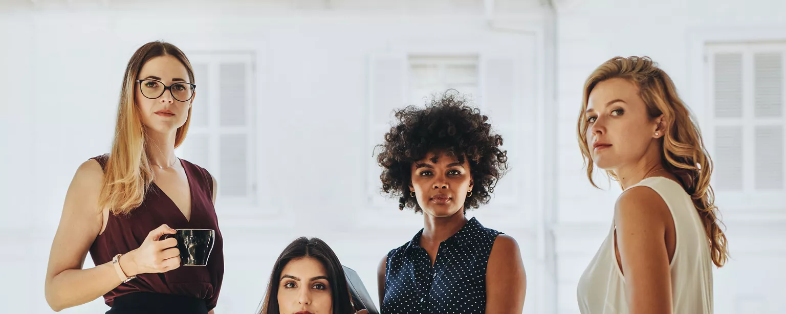 pourquoi-dire-oui-intrepreneuriat-plusieurs-femmes-dans-un-univers-professionnel-regardent-l'objectif