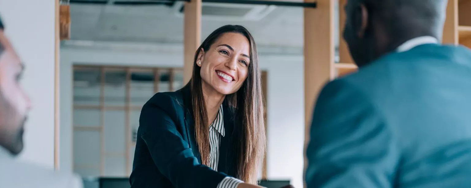 Guia: como ir vestido a uma entrevista de trabalho segundo o que