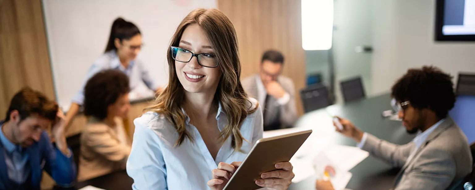 Femme travaille sur tablet - collègues en arrière-plan