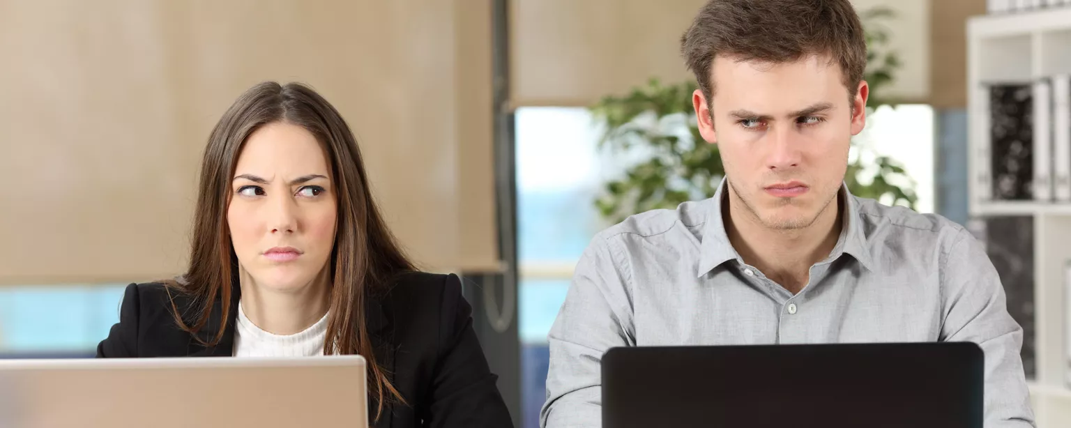 Deux collègues qui ne s'apprécient pas au travail