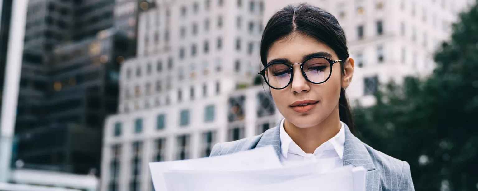 mulheres trabalhando juntas em frente ao computador