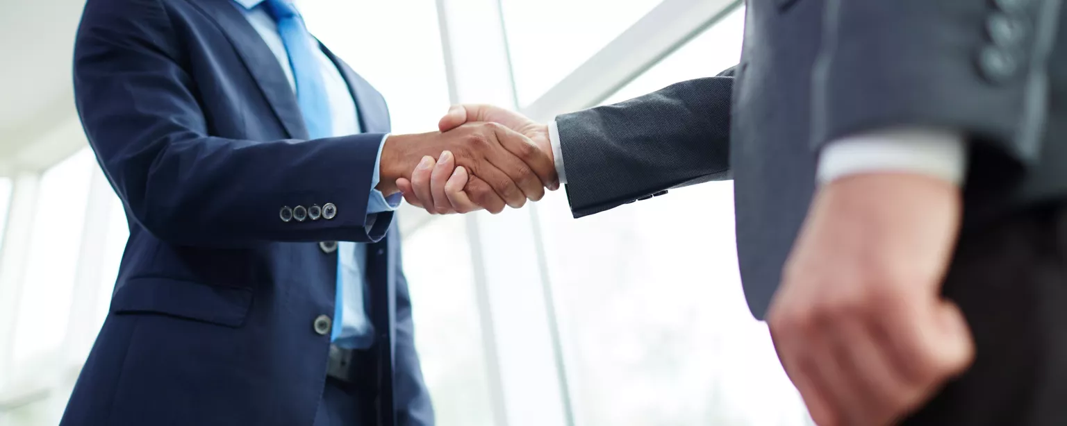  Recruteur serrant la main avec un nouveau client