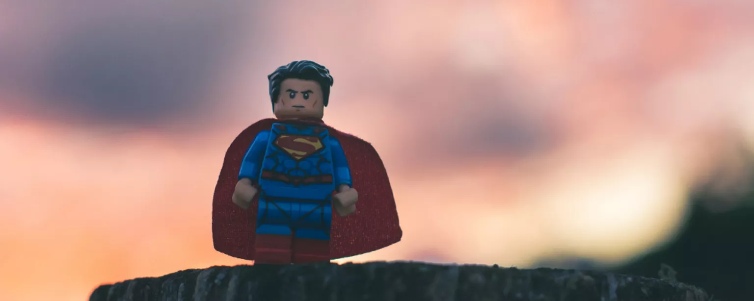 Eine kleine Puppe als Superman verkleidet