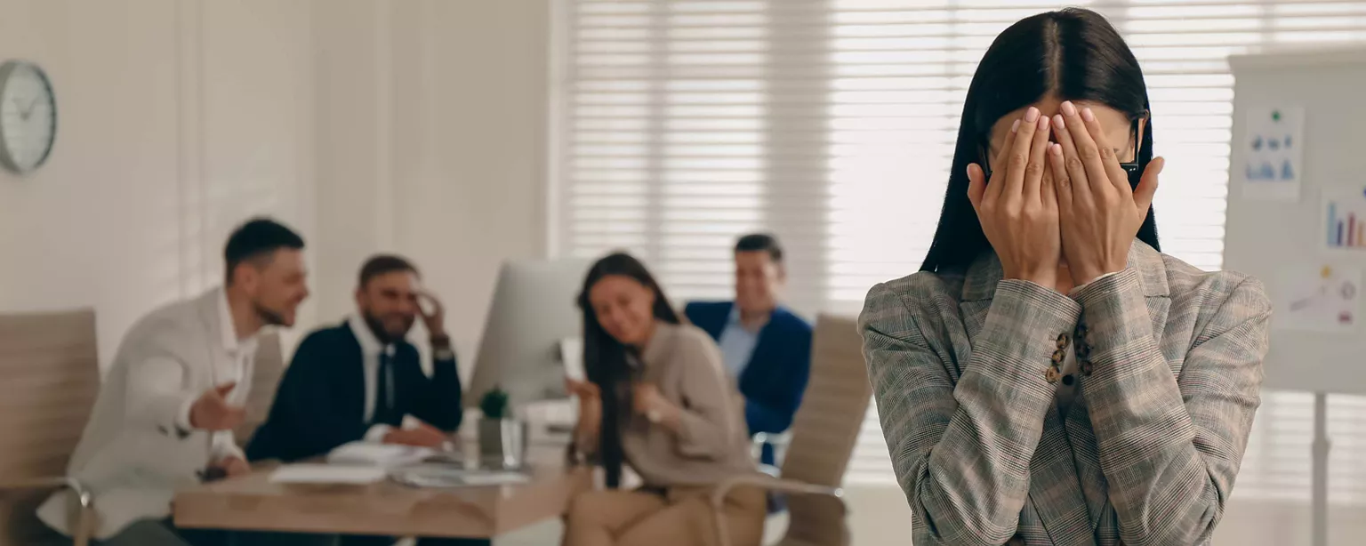 Mitarbeiter sprechen hinter dem Rücken ihrer Kollegin