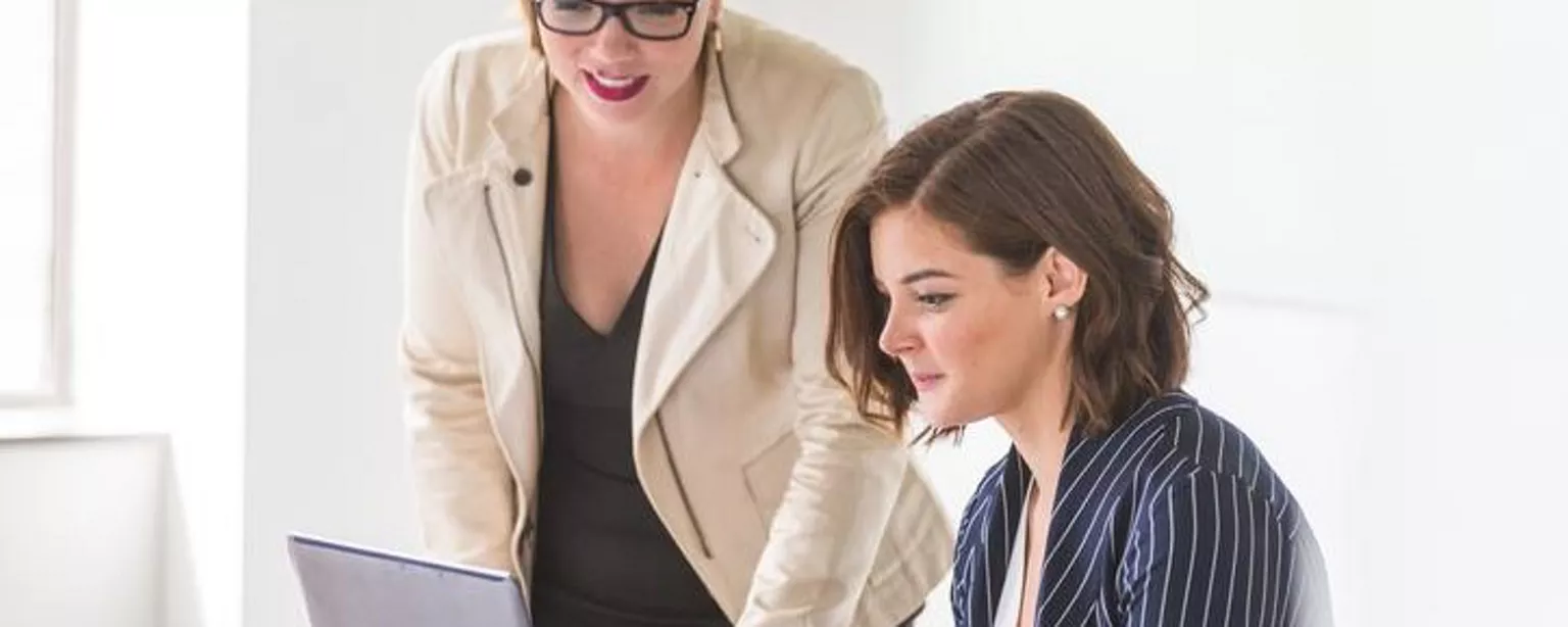 mujeres conversando frente a la computadora