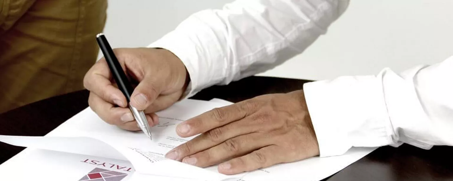 mãos assinando um contrato
