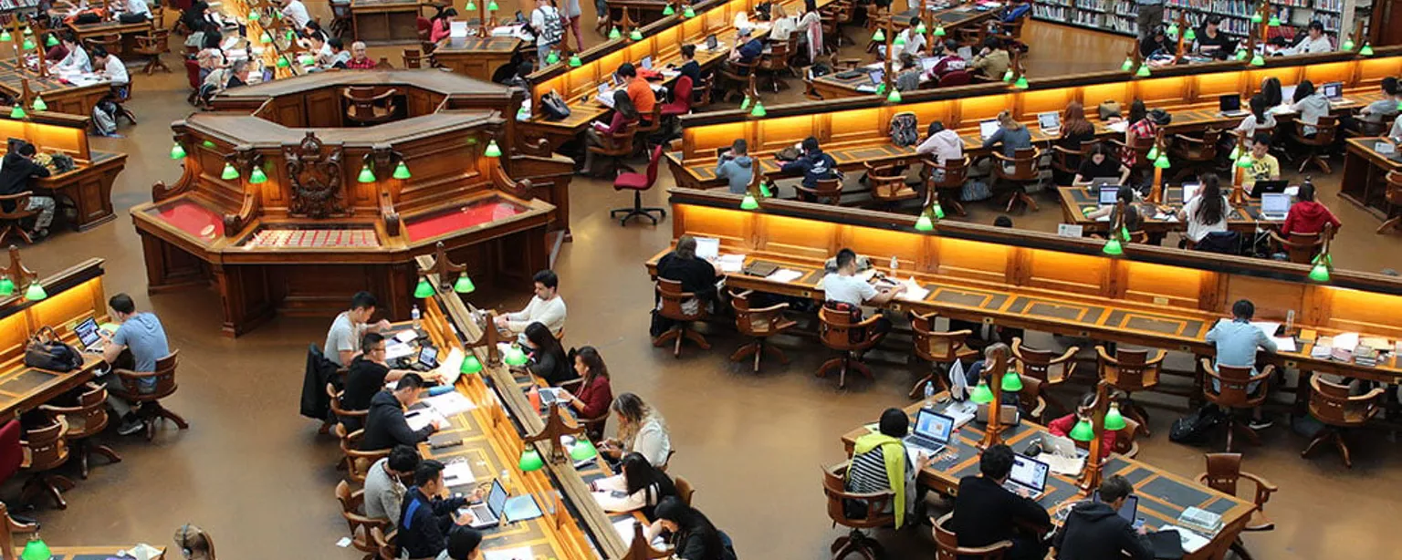 Des étudiants étudient dans une grande bibliothèque 