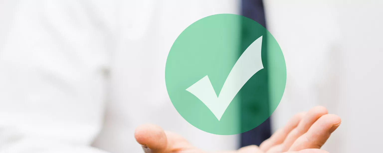 vae-comment-faire-pourquoi-la-main-d'un-homme-qui-valide-une-case