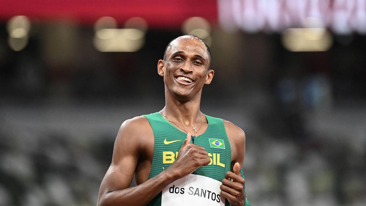 Alison dos Santos correndo os 400 metros com barreiras