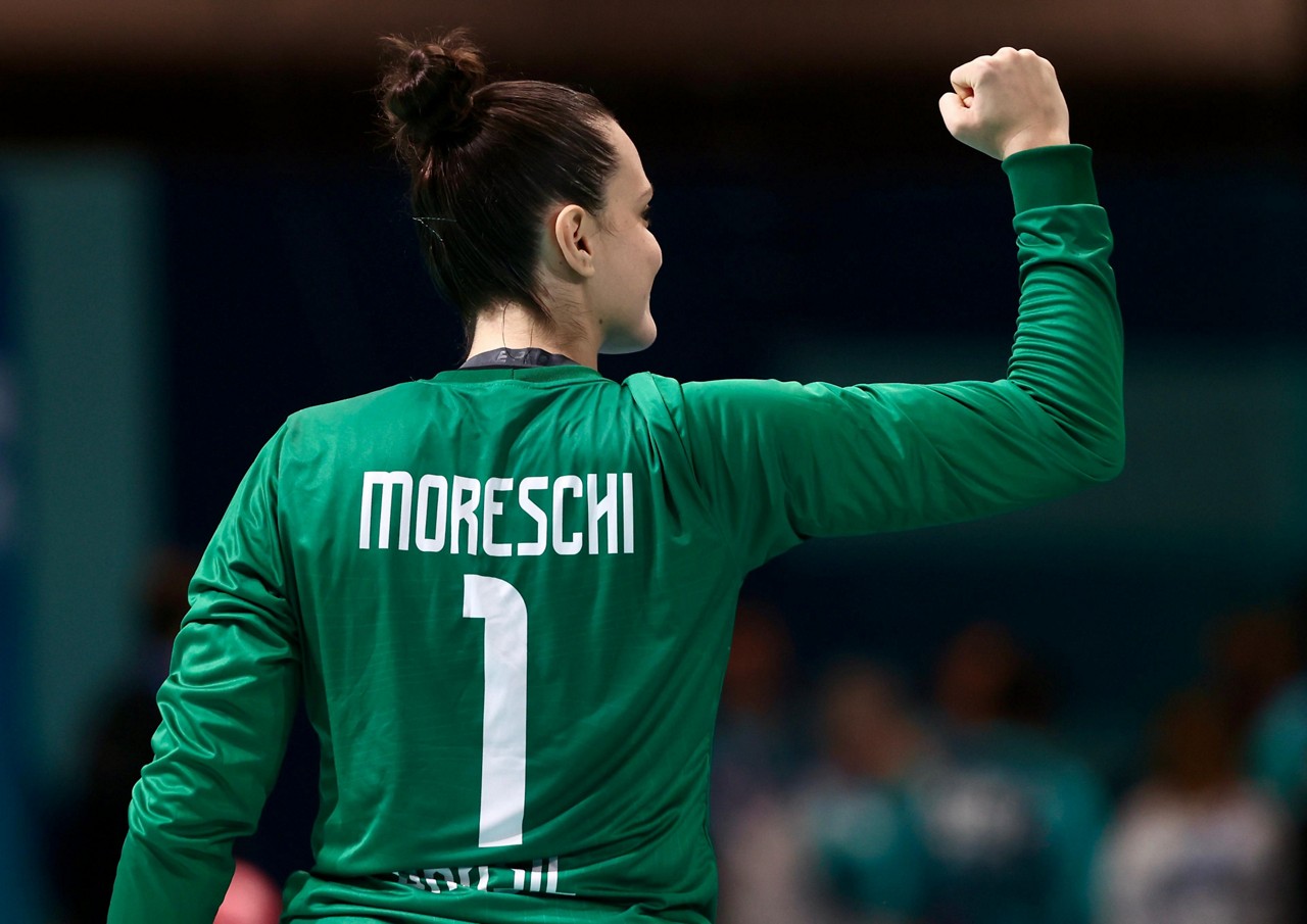 Gabi Moreschi foi destaque na vitória do Brasil no handebol feminino.