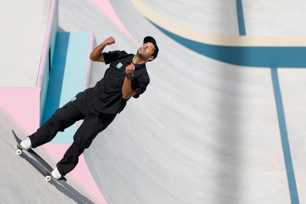 Brasileiro Kelvin Hoefler compete nas preliminares do skate de rua masculino durante os Jogos Olímpicos de Paris 2024,