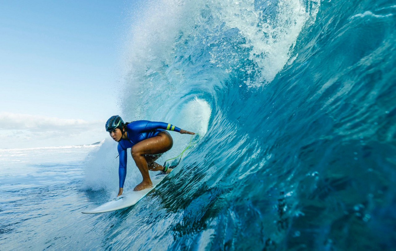 Brasileira Taina Hinckel pega uma onda durante um treino de surf em Teahupo'o, na ilha do Taiti, na Polinésia Francesa, em 26 de julho de 2024, antes dos Jogos Olímpicos de Paris 2024.
