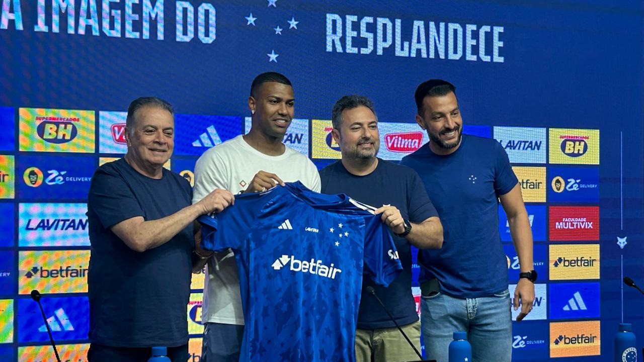 Walace é apresentado pelo Cruzeiro