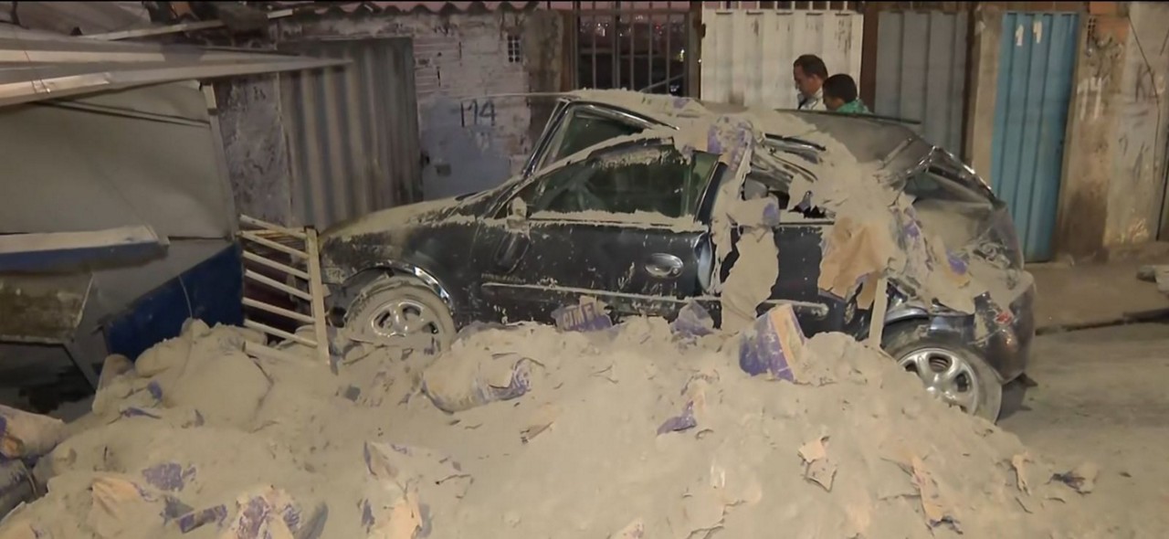 Três carros e uma casa foram atingidos