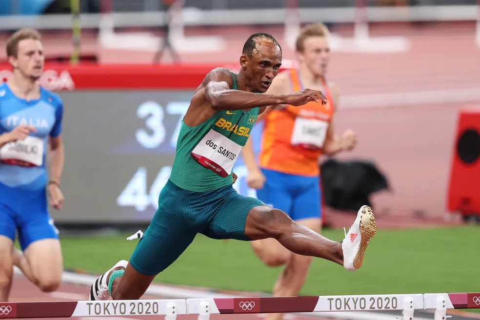 Alison dos Santos, conhecido como Piu, é um atleta brasileiro especialista nos 400 m c/ barreiras