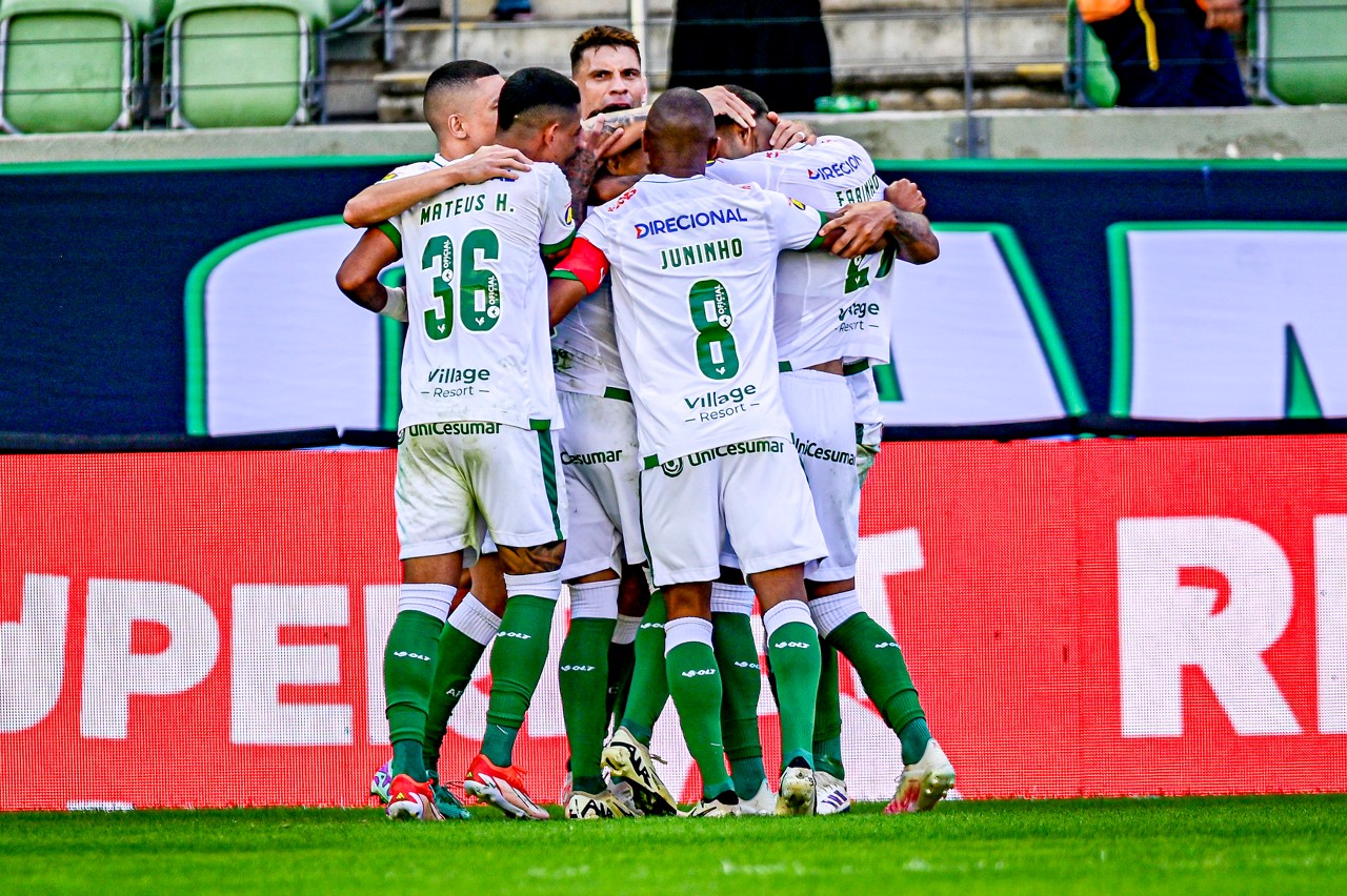 Jogadores do América comemoram o gol de Adyson que abriu caminho para a vitória por 2 a 0 sobre o Operário-PR