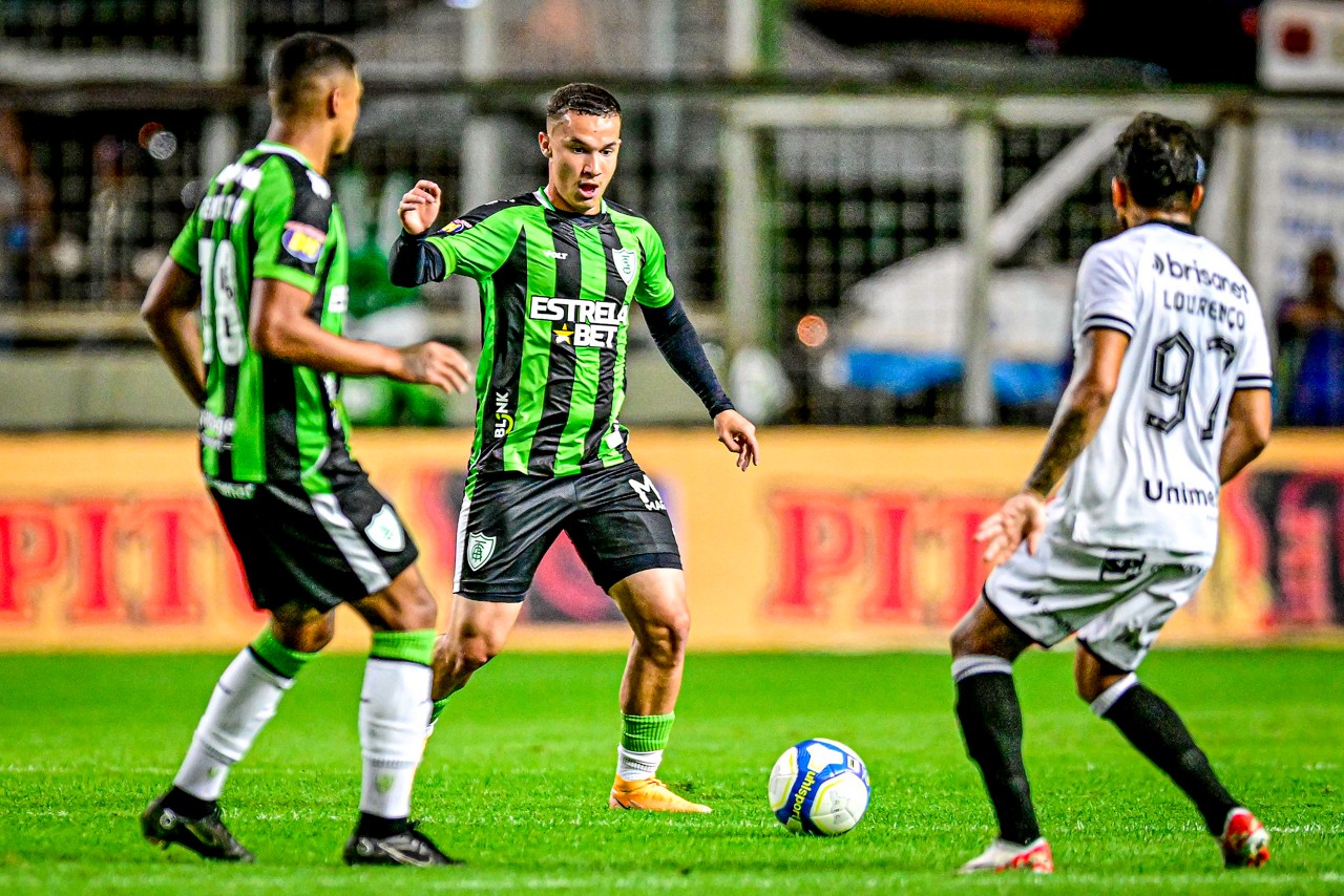 Felipe Amaral em ação no último jogo do América, contra o Ceará, nesse domingo (28), pela Série B