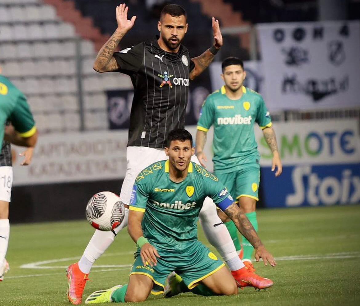 Zagueiro Lucão (de uniforme preto), prestes a acertar com o América, estava no OFI, da Grécia