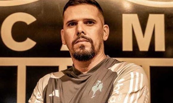 Adriano Gutierrez foi confirmado nesta sexta (5) como novo técnico das Vingadoras