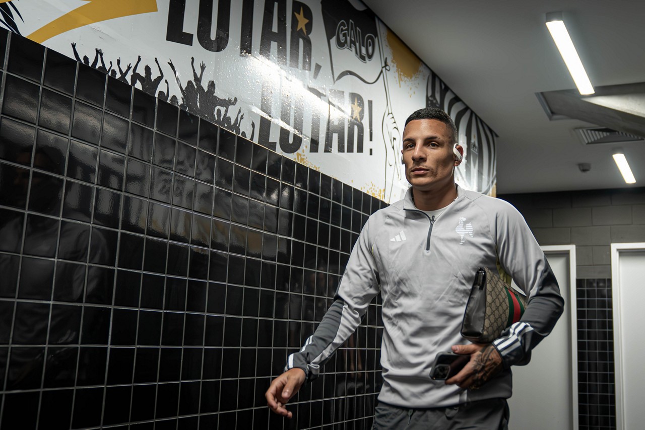 O lateral Guilherme Arana é titular na partida contra o São Paulo, na Arena MRV