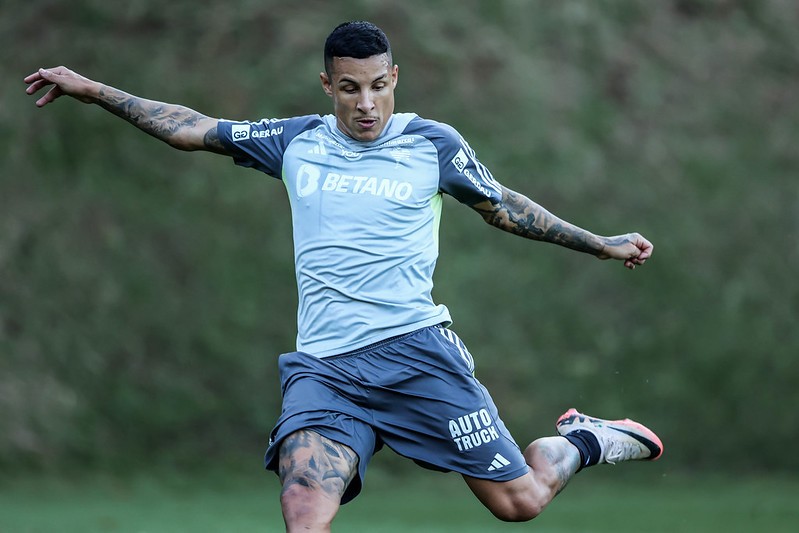 O lateral Guilherme Arana retorna de suspensão e fica à disposição do técnico Gabriel Milito