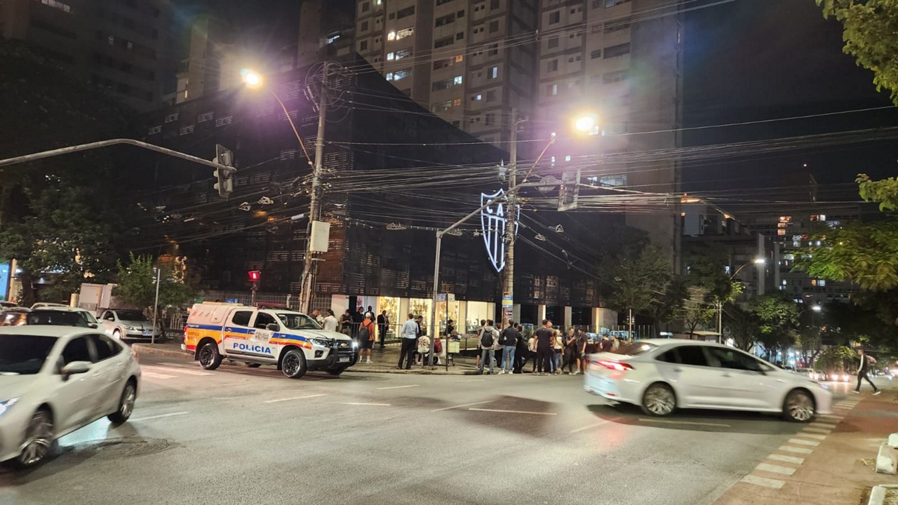 Polícia acompanha manifestação de atleticanos em frente à sede de Lourdes