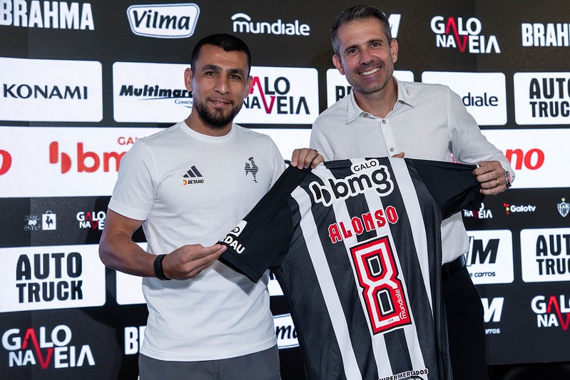 O zagueiro Alonso chega para a terceira passagem dele no Atlético
