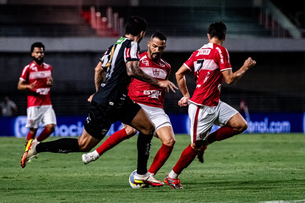 Lance de CRB x Athletic, pela Copa do Brasil; equipe alagoana vê nome de seu técnico sendo cogitado pelo Sport