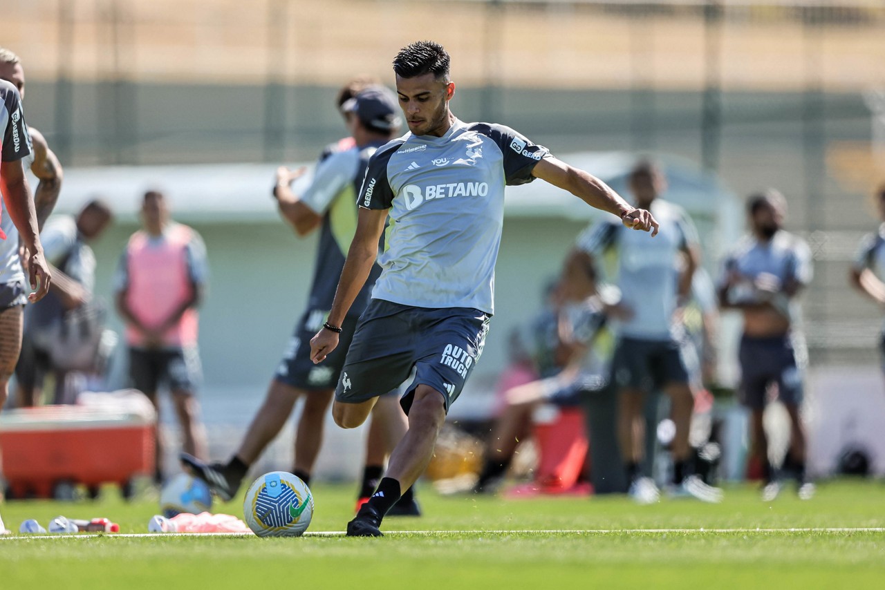 Volante Fausto Vera durante treino na Cidade do Galo nesta sexta-feira (19)
