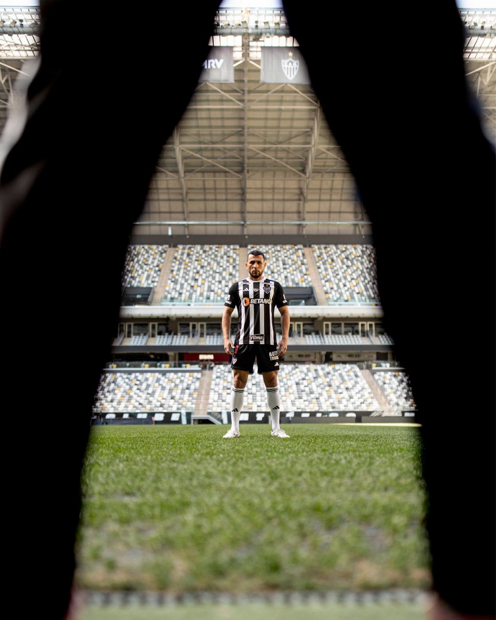O zagueiro Junior Alonso foi oficializado pelo Galo nesta quarta-feira (10 de julho)
