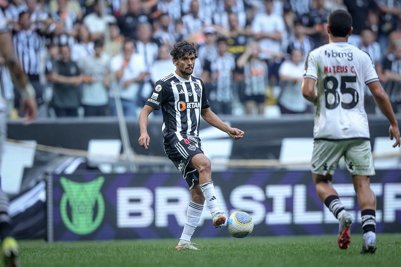 O meia Scarpa também foi utilizado fora da posição no período em que Arana esteve com a Seleção Brasileira