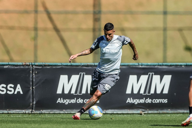 O lateral Guilherme Arana retorna ao time contra o Corinthians, no domingo (28), pelo Campeonato Brasileiro