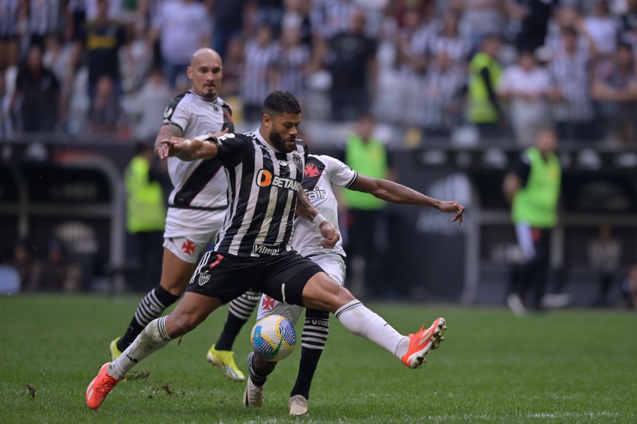 Hulk se antecipa à marcação durante partida com o Vasco, na Arena MRV