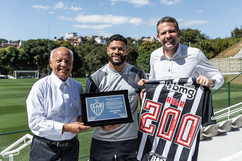 O atacante Hulk completou 200 jogos contra o Botafogo e foi homenageado pelo clube